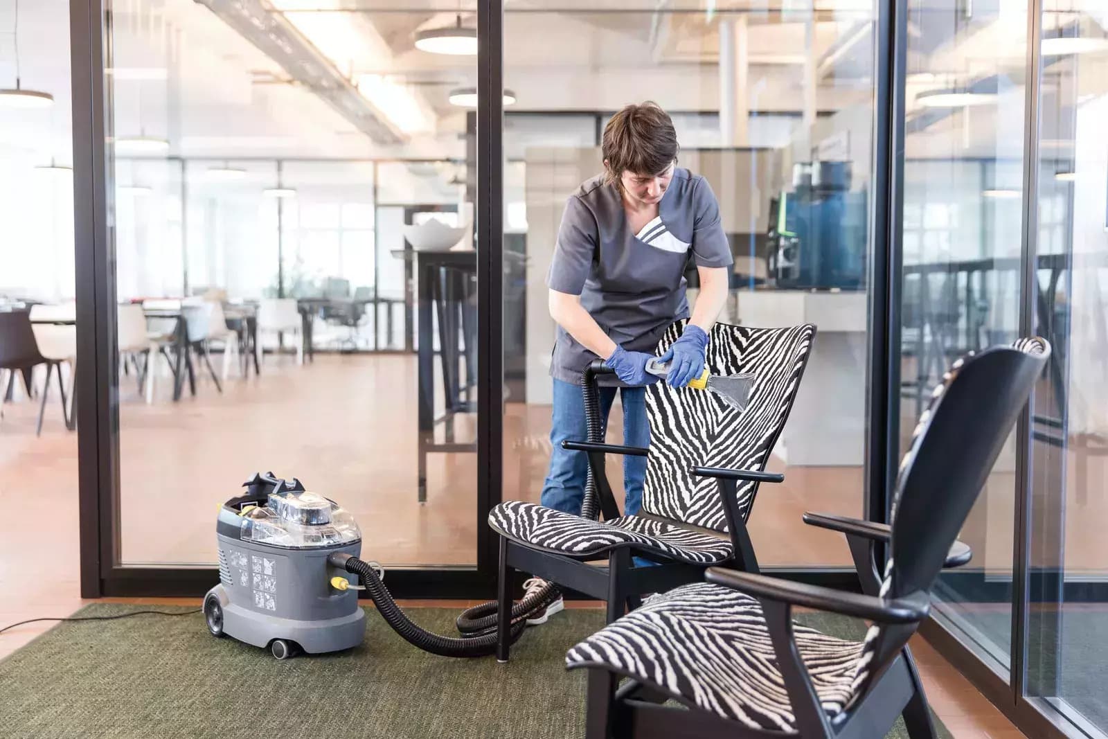 Dubinsko pranje u Paraćinu - profesionalna mašina za dubinsko čišćenje