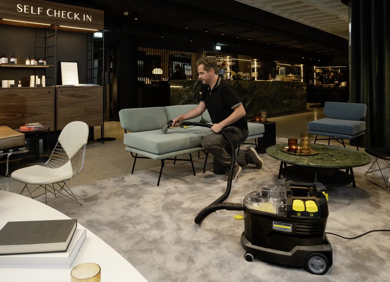 Detalj opreme za dubinsko pranje - rezervoari i creva